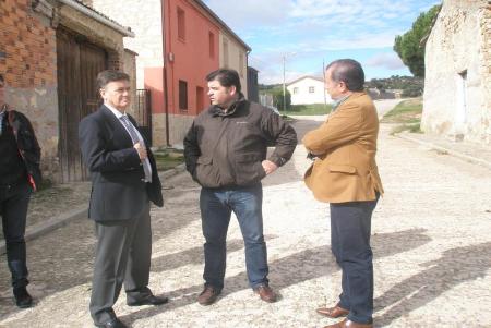 Imagen Monterrubio pavimenta la Calle Real