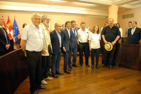 Imagen Pedro Delgado recibe emocionado en la Diputación el título de Hijo Predilecto de la Provincia