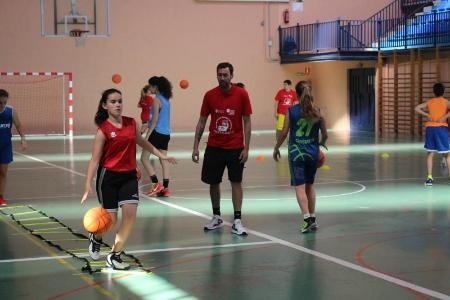 Imagen El Programa Especialízate ha vivido este fin de semana nuevas jornadas en atletismo, tenis y baloncesto