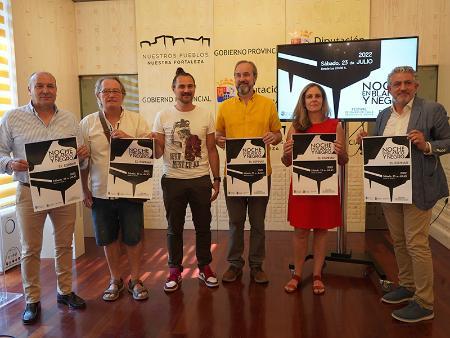 Imagen Las calles de El Espinar acogen la quinta edición de la ‘Noche en Blanco y Negro’ de la Diputación
