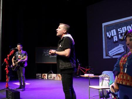 Imagen Alrededor de cuatro centenares de personas se lo pasan muy bien en el Teatro Juan Bravo con Jordi Merca y su 'Yo sobreviví a la EGB'